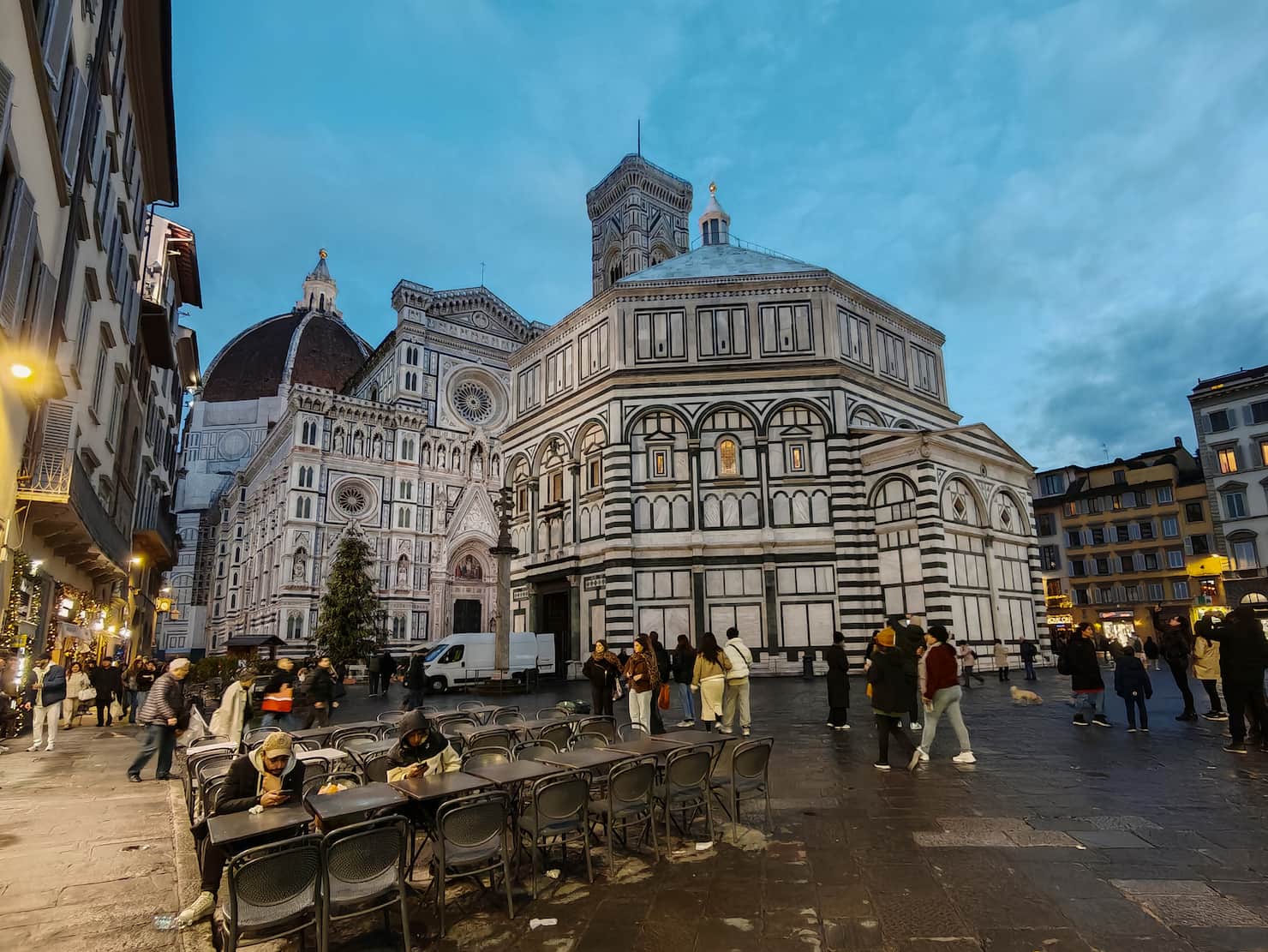 catedral de florencia y mesas de aperitivo