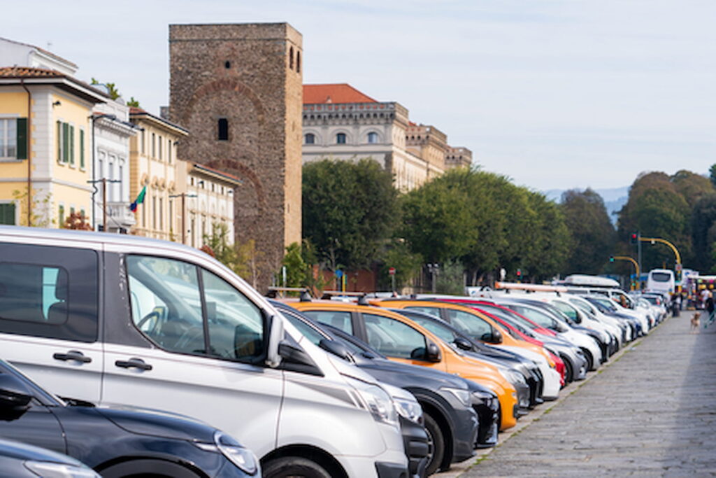fila de coches aparcados en florencia